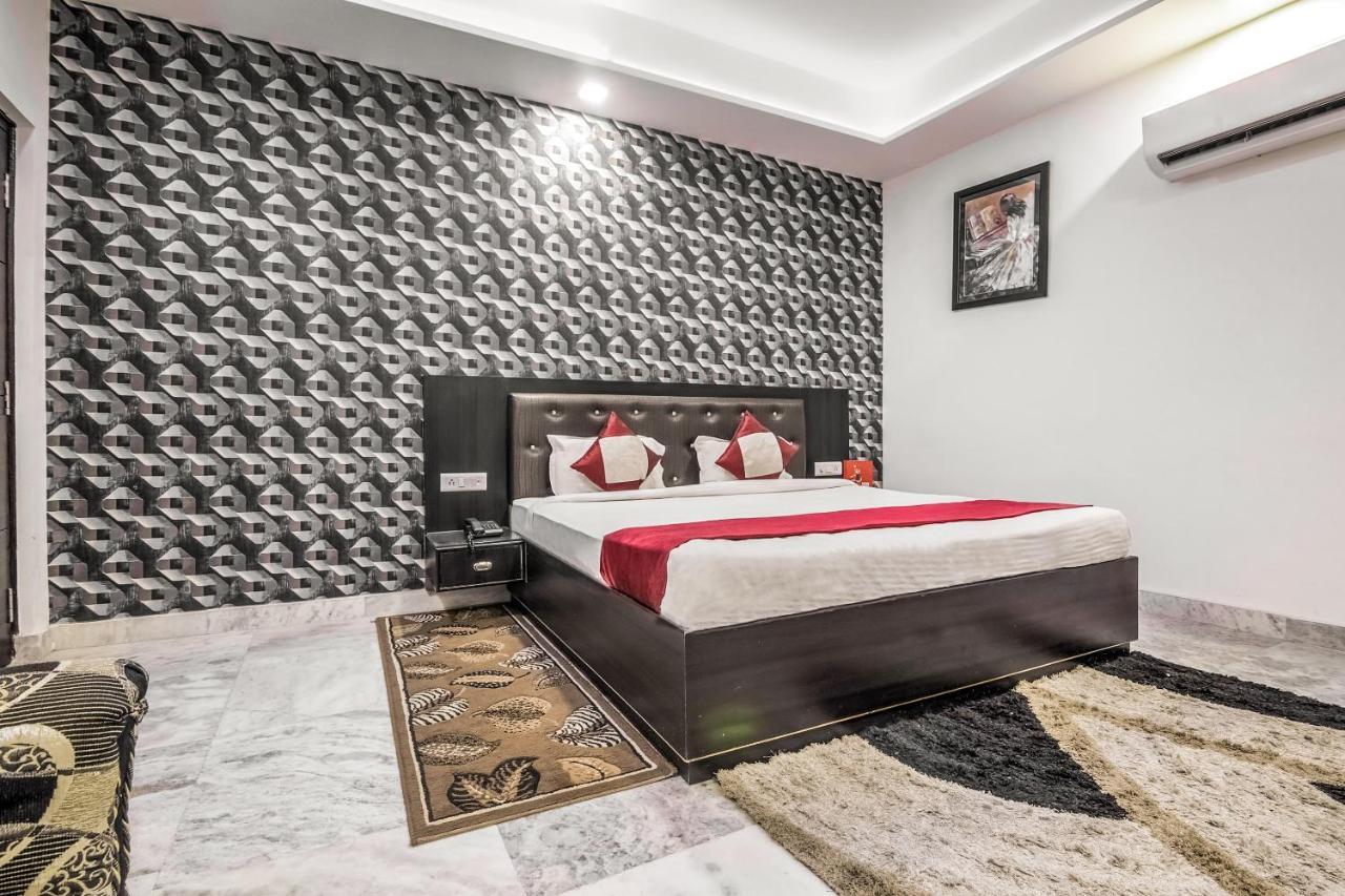 Отель Oyo 8888 Riga Hs Deluxe Агра Экстерьер фото